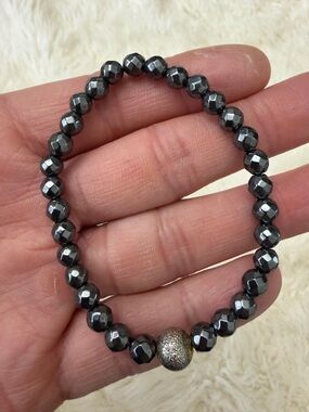 Faceted Hematite Bead Stretch Bracelet with Accent Bead